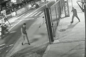 Cachorro é morto com dez tiros em frente a ponto de ônibus em SP