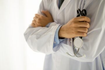Maioria dos cursos de medicina mal avaliados no Enamed 2025 é da rede privada