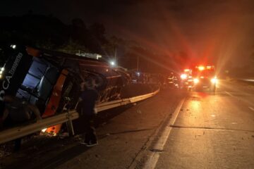 Ônibus com 41 pessoas tomba na BR-381 em Pouso Alegre; motorista fica ferido