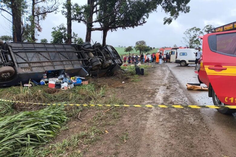 Ônibus de turismo capota na BR-365 e deixa ao menos três mortos