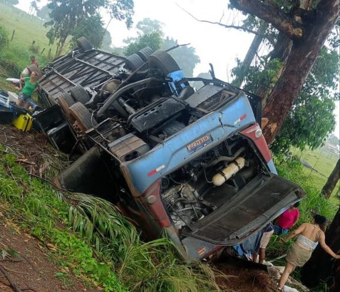 Ônibus de turismo capota na BR-365 e deixa ao menos três mortos