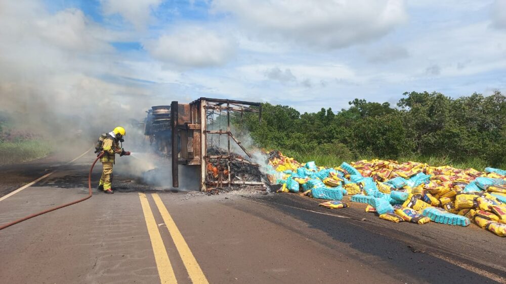 Incêndio atinge carreta carregada com ração animal após tombamento na BR-364