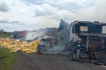Incêndio atinge carreta carregada com ração animal após tombamento na BR-364