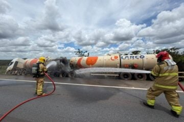 Carreta bitrem carregada com diesel S10 tomba e pega fogo na BR-356