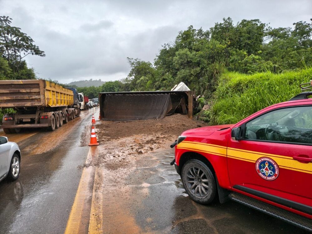 Carreta carregada de terra tomba na BR-381 e interdita pista em Santa Luzia