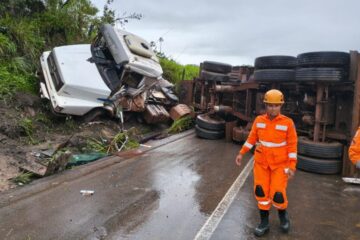 Carreta carregada de terra tomba na BR-381 e interdita pista em Santa Luzia