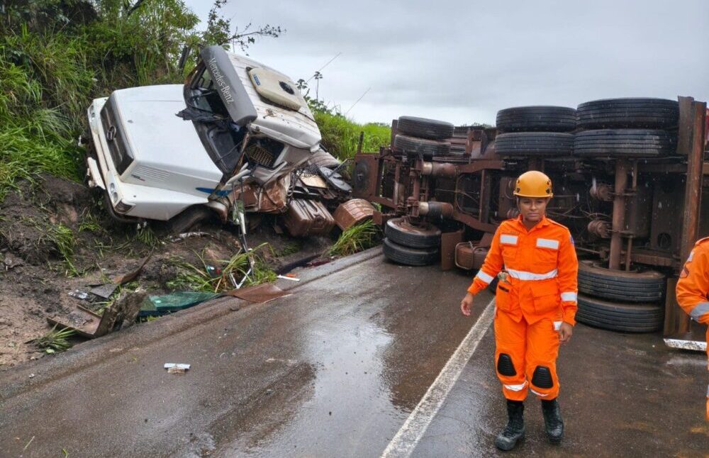Carreta carregada de terra tomba na BR-381 e interdita pista em Santa Luzia