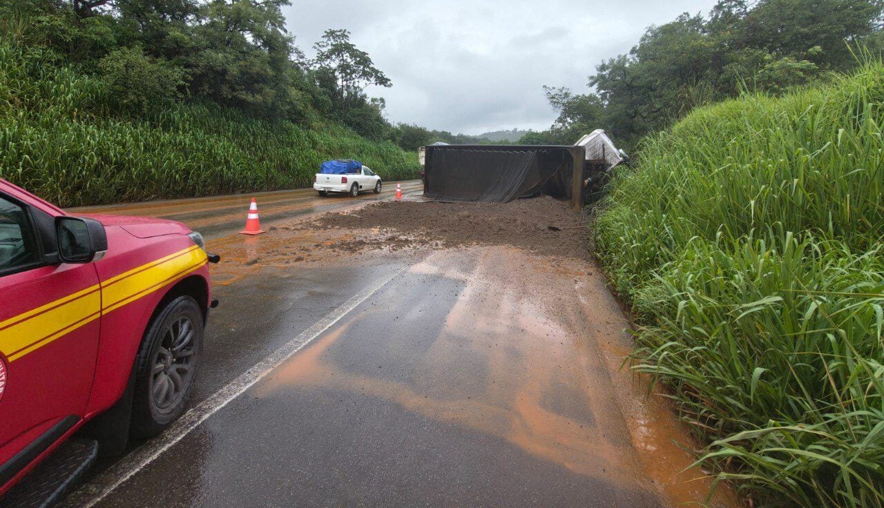 Carreta carregada de terra tomba na BR-381 e interdita pista em Santa Luzia