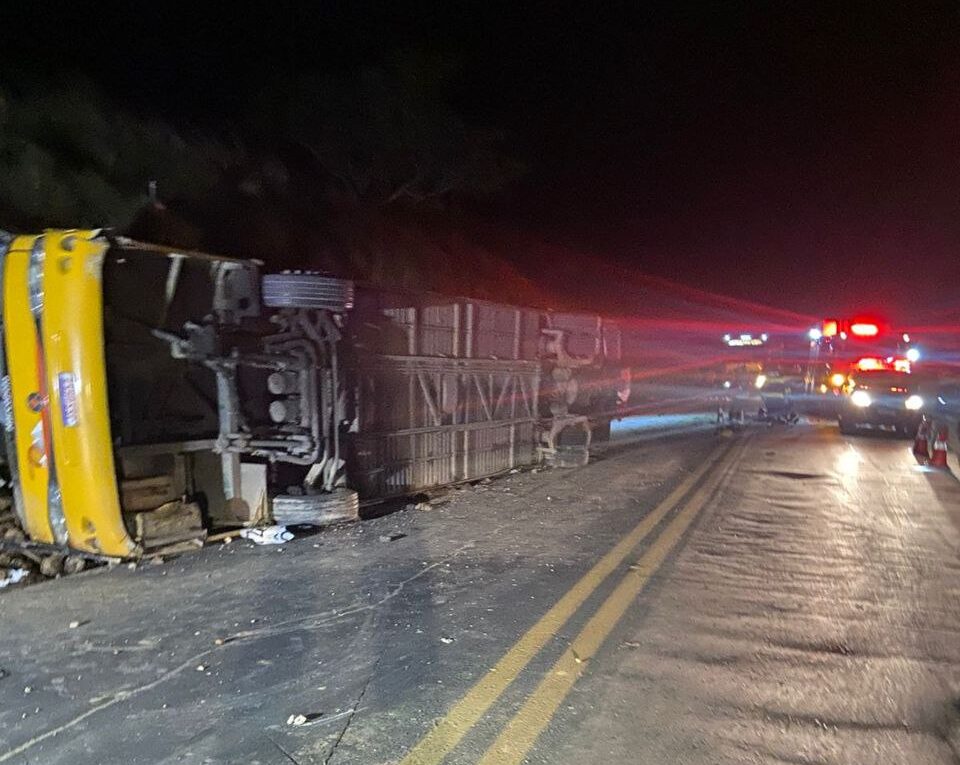 Ônibus clandestino tomba na BR-251 e deixa cinco mortos, entre eles um bebê, no Norte de Minas