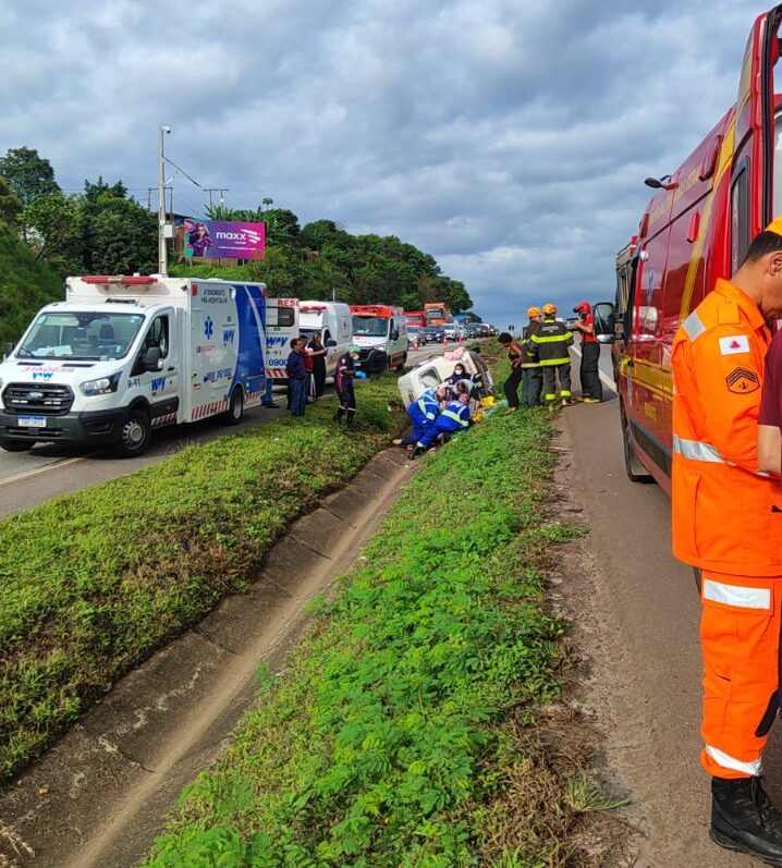 Colisão entre ônibus e ambulância deixa feridos na BR-262