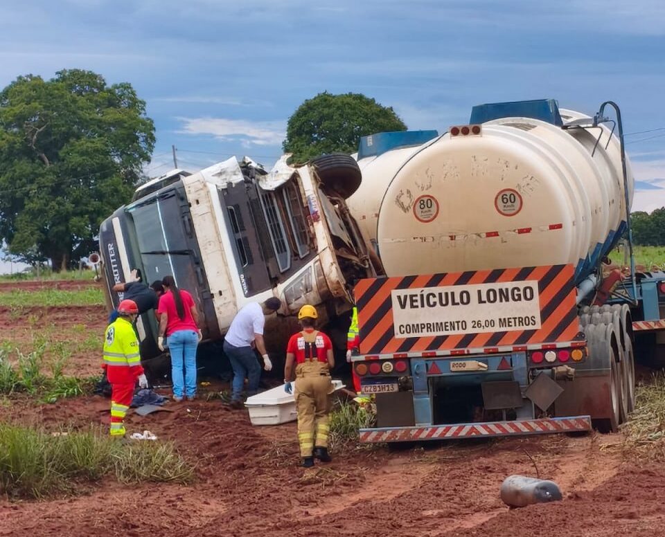Três pessoas morrem em colisão entre caminhão-tanque e caminhonete na BR-365