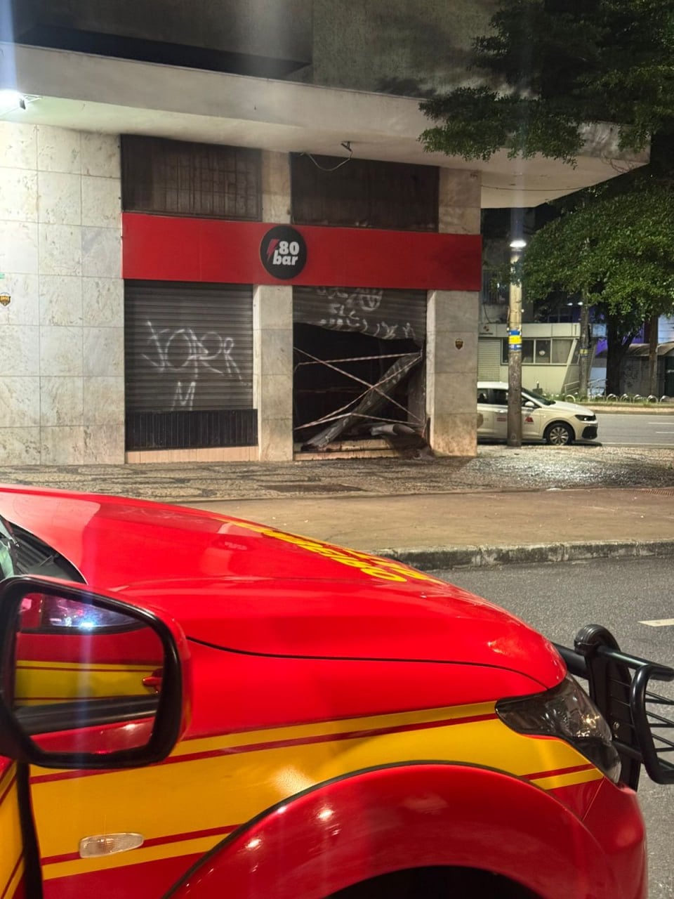 Incêndio atinge bar na Savassi durante a madrugada em Belo Horizonte
