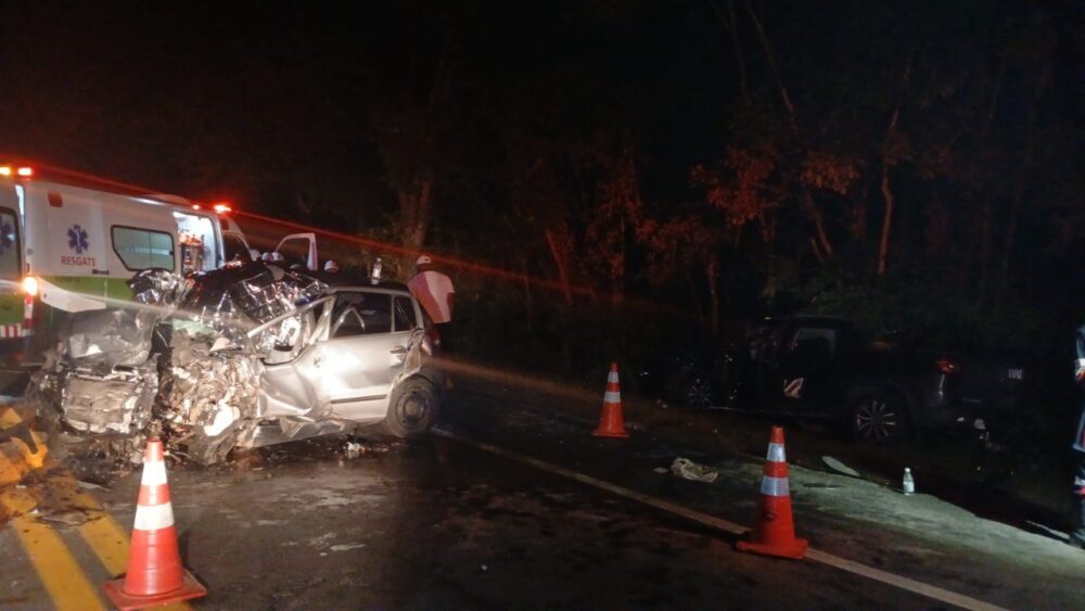 Mulher morre e três pessoas ficam feridas em colisão frontal na MGC-135