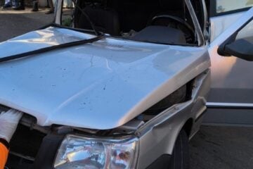Carro atinge poste e deixa três feridos em Mariana