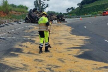 Carreta tomba e motorista fica ferido na BR-146
