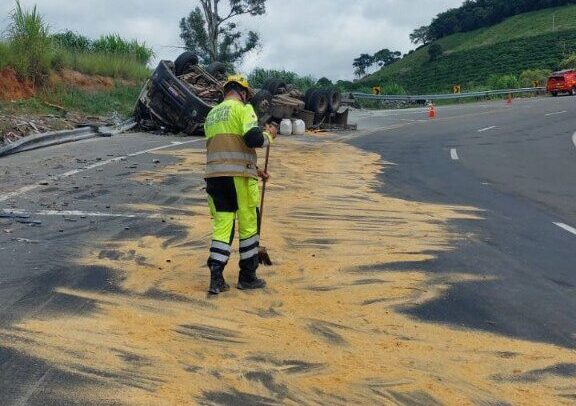 Carreta tomba e motorista fica ferido na BR-146