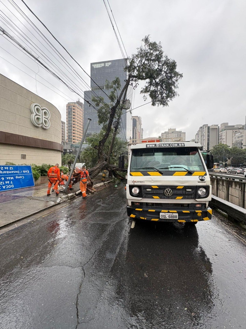 Chuvas fortes elevam volume acima da média de janeiro e provocam mais de 45 chamados em BH