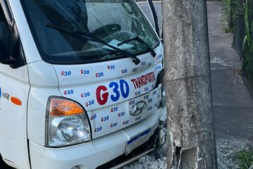Motorista colide contra poste ao desviar de cachorro, em João Monlevade
