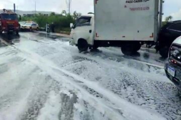 Caminhão perde controle, atinge “guard rail” e provoca engavetamento na MG-010