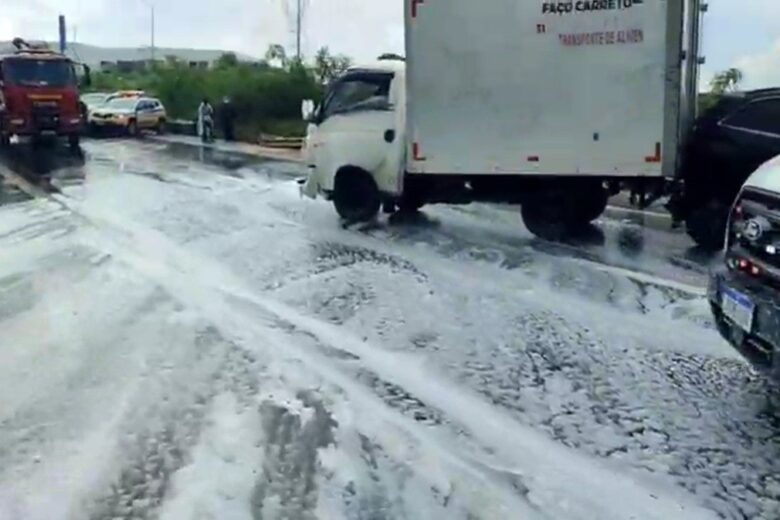 Caminhão perde controle, atinge “guard rail” e provoca engavetamento na MG-010