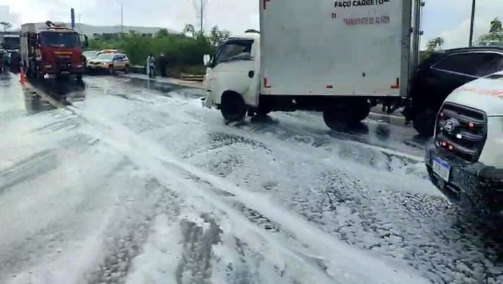 Caminhão perde controle, atinge “guard rail” e provoca engavetamento na MG-010