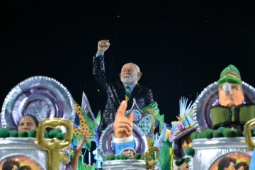 Flávio Bolsonaro e oposição comemoram rebaixamento de escola de samba que homenageou Lula