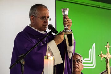 Dom Falcão conduz formação sobre o papel de Maria na fé católica durante seminário em Itabira