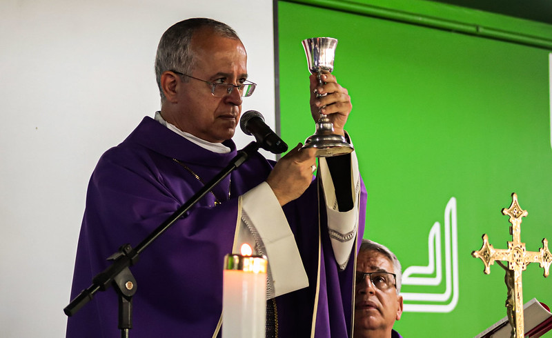Dom Falcão conduz formação sobre o papel de Maria na fé católica durante seminário em Itabira
