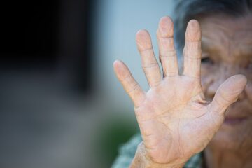 O preço da ingratidão! Filhos que abandonarem os pais podem pegar até 5 anos de prisão e perder herança