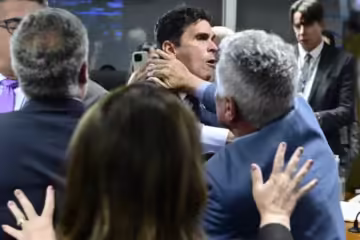 Quebra de sigilos de Lulinha: Rogério Correia(PT-MG) participa de cena de pugilato e agride colega parlamentar