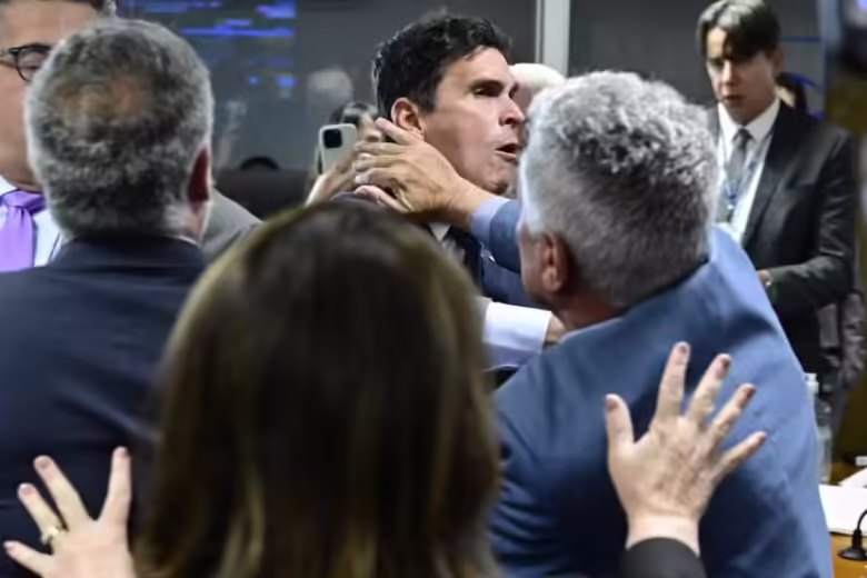Quebra de sigilos de Lulinha: Rogério Correia(PT-MG) participa de cena de pugilato e agride colega parlamentar