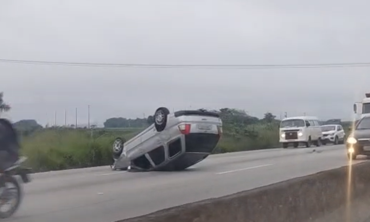 Capotamento interdita faixa do Anel Rodoviário e causa lentidão na manhã desta terça-feira