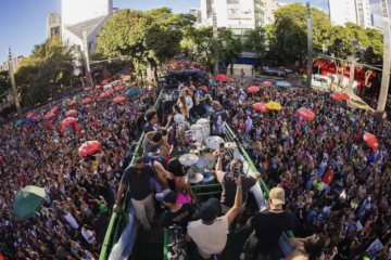 Bloco dos Gêmeos leva Luísa Sonza à Avenida Brasil na segunda-feira de Carnaval