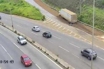 Carreta perde controle e usa área de escape no Anel Rodoviário, em Belo Horizonte