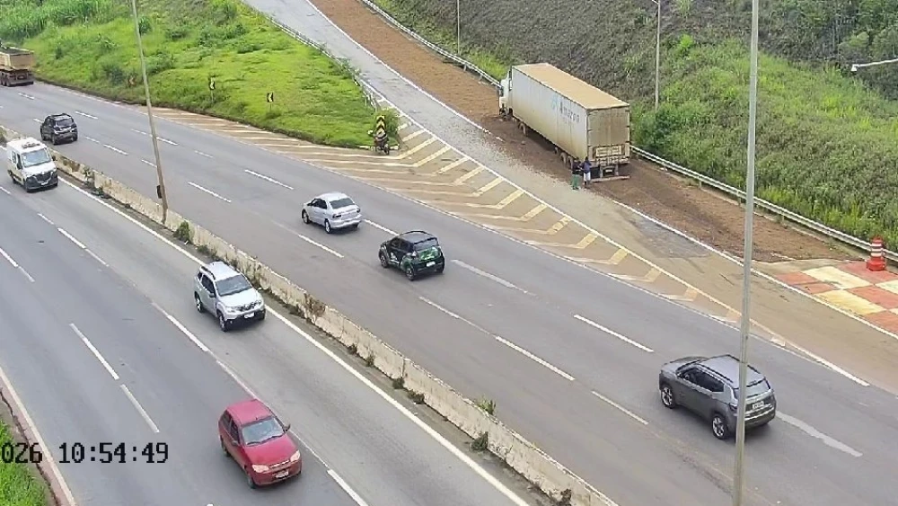 Carreta perde controle e usa área de escape no Anel Rodoviário, em Belo Horizonte