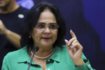 A senadora Damares Alves aciona Justiça contra escola de samba que vai homenagear Lula no carnaval