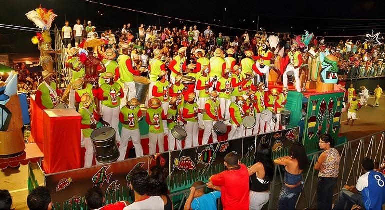 Desfiles de escolas de samba e blocos caricatos alteram trânsito na Avenida dos Andradas e no Hipercentro de BH