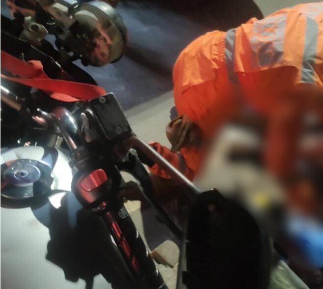 Motociclista tem dois dedos do pé amputados após acidente no bairro Hamilton, em Itabira