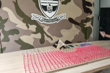 Foragido por tráfico e crimes violentos é preso em Vespasiano com revólver e mais de 500 pinos de cocaína