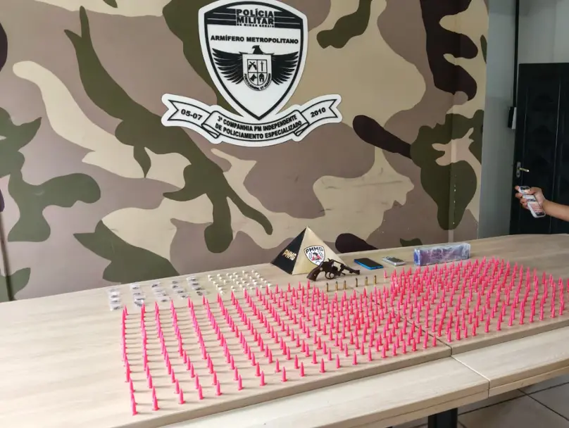 Foragido por tráfico e crimes violentos é preso em Vespasiano com revólver e mais de 500 pinos de cocaína