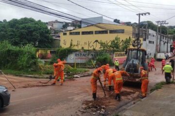 Força-tarefa faz limpeza e interdita vias no Barreiro após chuva concentrada