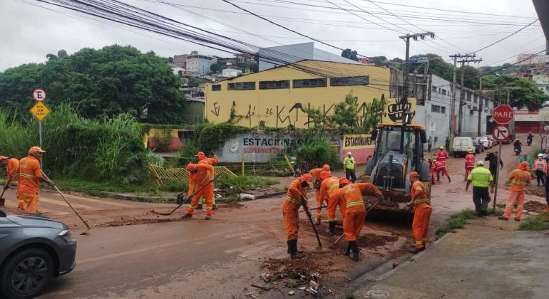 Força-tarefa faz limpeza e interdita vias no Barreiro após chuva concentrada