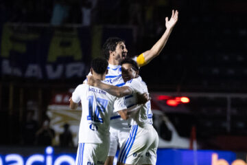 Cruzeiro vence Pouso Alegre por 2 a 1 e larga na frente nas semifinais do Mineiro