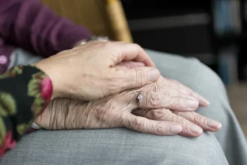 O Paraná paga meio salário mínimo para quem cuida dos próprios pais