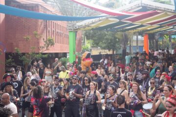 Avenida Daniel Jardim de Grisolia recebe última noite do pré-Carnaval de Itabira; confira a galeria de fotos
