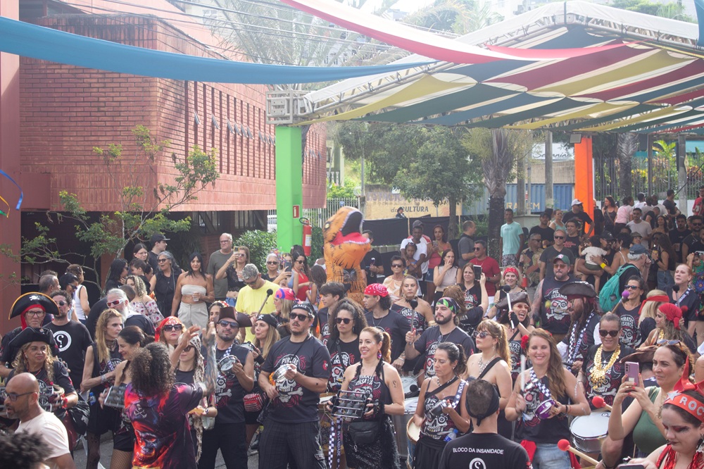 Avenida Daniel Jardim de Grisolia recebe última noite do pré-Carnaval de Itabira; confira a galeria de fotos
