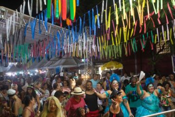 Último dia de Carnaval em Itabira agita praças com marchinhas, rock e muita energia. Confira a galeria de fotos
