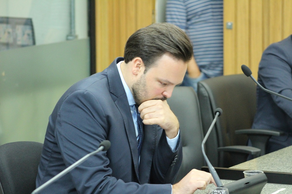Gabriel Quintão participa da sessão inaugural de 2026 na Câmara e aguarda parecer sobre licença do mandato