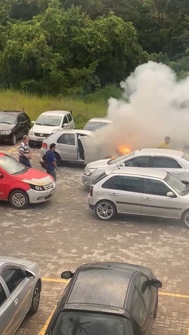 Incêndio atinge centro de distribuição de supermercado e destrói veículo em Contagem