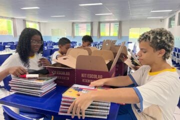 Prefeitura de São Gonçalo do Rio Abaixo  entregou mais de 2,5 mil kits escolares aos alunos da rede municipal